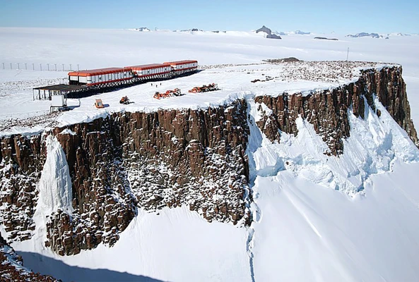 Can science missions mitigate the effects of cabin fever?